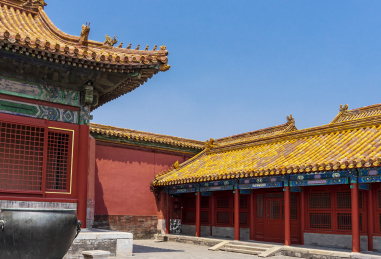 蓝天白云背景下中国北京故宫宫殿一角