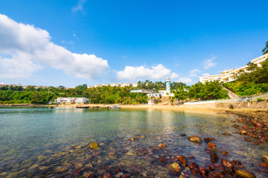 中国深圳南澳海贝湾夏日午后的蓝天白云海景