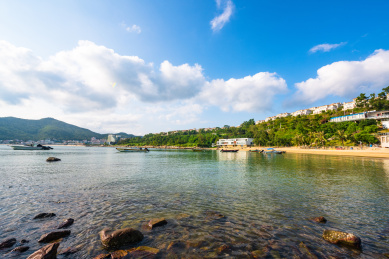 中国深圳南澳海贝湾夏日午后的蓝天白云海景
