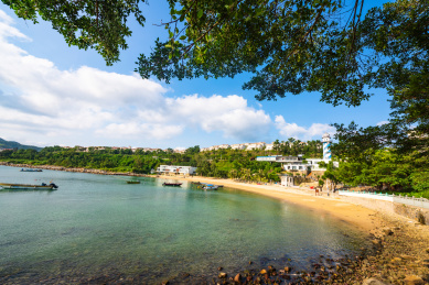 中国深圳南澳海贝湾夏日午后的蓝天白云海景