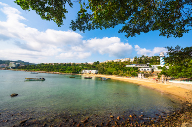 中国深圳南澳海贝湾夏日午后的蓝天白云海景