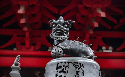 中国广东省佛山祖庙灵应祠前殿香鼎上的铜狮子