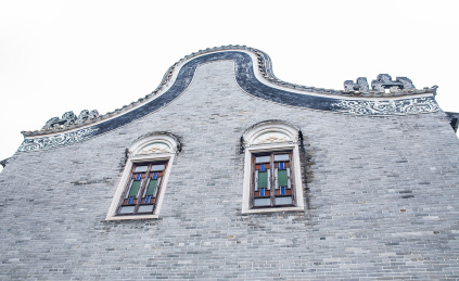中国广东省佛山祖庙岭南古建筑锅耳屋顶和彩色玻璃窗户 