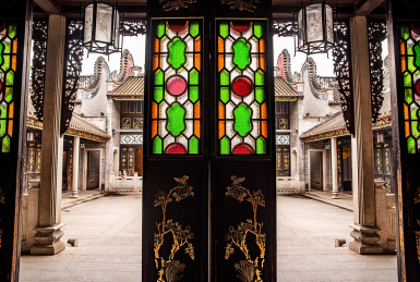 中国广东省佛山祖庙岭南古建筑庭院的隔扇门