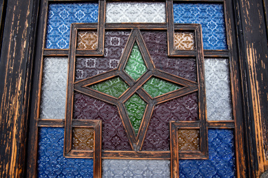 中国岭南古建筑的海棠压花彩色玻璃窗户