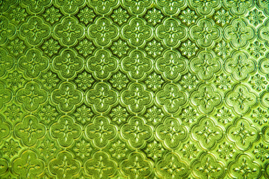 中国岭南古建筑的彩色玻璃窗海棠花纹细节 