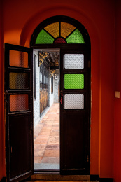 中国岭南古建筑的海棠压花彩色玻璃门窗