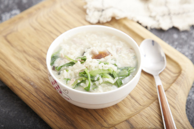 砧板上碗里盛着的皮蛋瘦肉粥