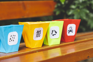 城市里的垃圾箱分类垃圾折纸概念