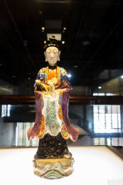 广东省博物馆收藏的清朝道光年间广彩麻姑(道教女神)立像