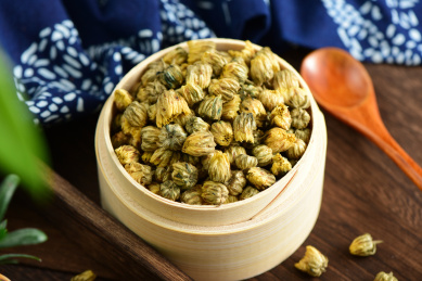 复古中国风背景上的胎菊特写图片