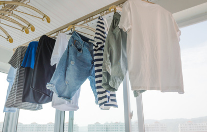 在高层阳台上晾晒的夏季衣物