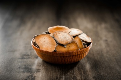 棕色桌面上有一碗化橘红干切片