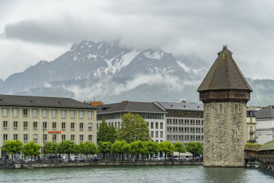 欧洲瑞士卢塞恩小镇八角水塔风貌