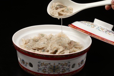 中国福建的一道热菜——福建肉燕汤