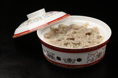 中国福建的一道热菜——福建肉燕汤