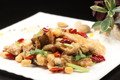 中国上海的一道热菜——霸王香辣煎鱼嘴