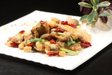 中国上海的一道热菜——霸王香辣煎鱼嘴