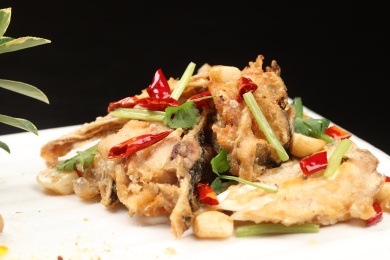 中国上海的一道热菜——霸王香辣煎鱼嘴