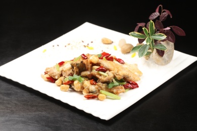 中国上海的一道热菜——霸王香辣煎鱼嘴