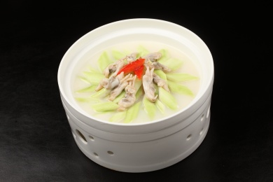 中国上海的一道热菜——夜开花煮蛏子