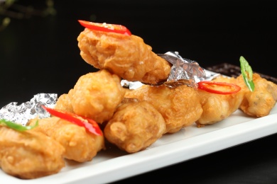 中国上海的一道热菜——七味椒盐黄金腿