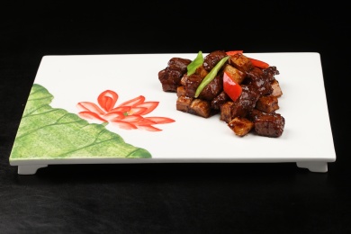 中国广东的一道热菜——杏鲍菇牛仔粒