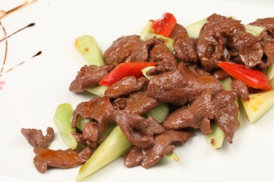 中国上海的一道热菜——沙茶酱芥兰炒牛肉
