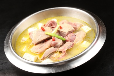 中国上海的一道热菜——蜂巢豆腐煮老鹅