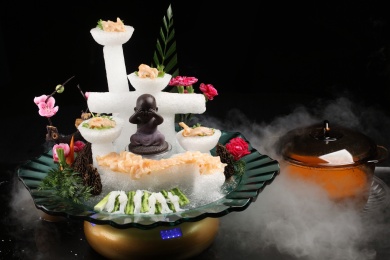 中国上海的一道热菜——龙虾汤过桥贵妃蚌