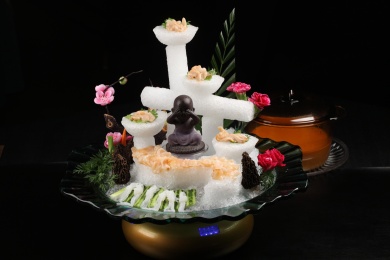 中国上海的一道热菜——龙虾汤过桥贵妃蚌