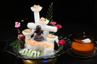 中国上海的一道热菜——龙虾汤过桥贵妃蚌