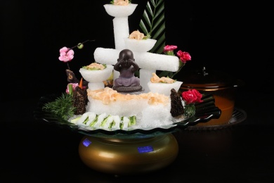 中国上海的一道热菜——龙虾汤过桥贵妃蚌
