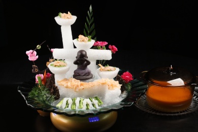 中国上海的一道热菜——龙虾汤过桥贵妃蚌