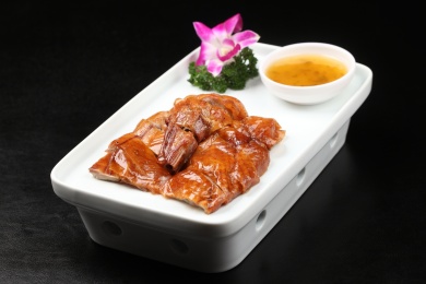 中国香港的一道热菜——港式烧鸭