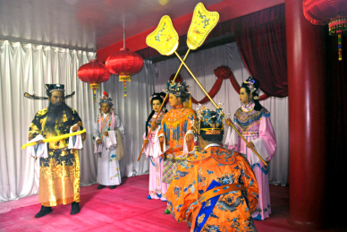 包公文化打龙袍故事人物塑像