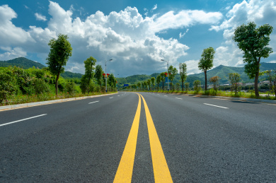 一条干净全新的公路横穿在中国福建省龙岩市上杭县古田镇的郊外