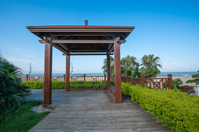 福建省厦门市海边的木质凉亭