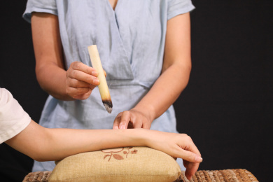 室内女性手臂神阙穴点穴灸艾灸手法展示