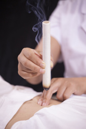 室内女性腹部神阙穴点穴灸艾灸手法展示