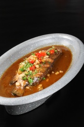 中国安徽的一道热菜——黄山臭桂鱼