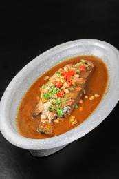 中国安徽的一道热菜——黄山臭桂鱼