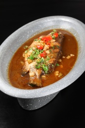 中国安徽的一道热菜——黄山臭桂鱼