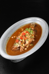 中国安徽的一道热菜——黄山臭桂鱼