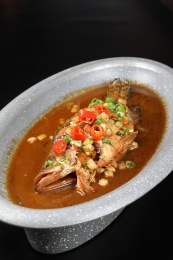 中国安徽的一道热菜——黄山臭桂鱼