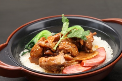 中国上海的一道热菜——红烧土鸡煲仔饭