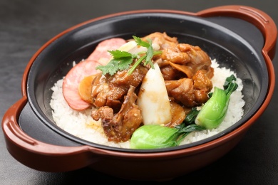 中国上海的一道热菜——红烧土鸡煲仔饭