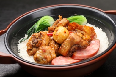 中国上海的一道热菜——香辣鸡块煲仔饭