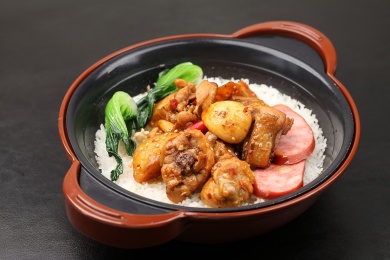 中国上海的一道热菜——香辣鸡块煲仔饭