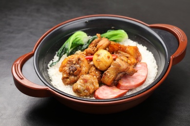 肉肠腊肠鸡肉煲仔饭